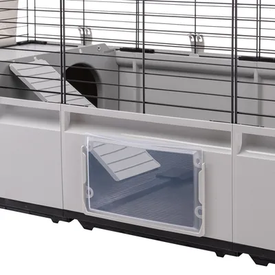 Kleintierkäfig mit Kunststoffboden, Gitterwänden und transparenter Fronttür. Innenrampe sichtbar für Zugang zwischen Ebenen.