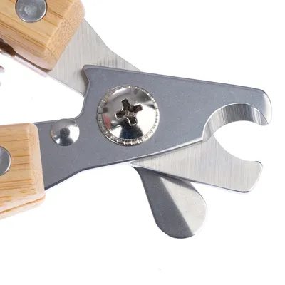 Nahaufnahme einer Schere mit Holzgriffen und Metallklingen, geeignet für präzises Schneiden.
