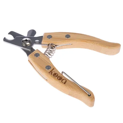 kooa Krallenschere aus Holz und Metall mit Federmechanismus, geeignet für präzises Schneiden von Tierkrallen.