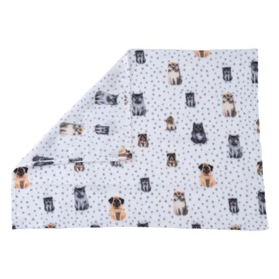 Couverture en tissu blanc à motifs de chiens et de chats, fond à pois gris. Un coin est replié pour montrer l’envers du tissu.