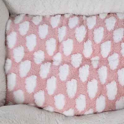 Nahaufnahme eines rosa-weissen Plüschstoffs mit Herzmuster, geeignet für Haustierbetten oder Decken.