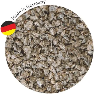 Close-up van grijze, grove vlokken dierenvoer met tekst 'Made in Germany' en Duitse vlag zichtbaar linksboven.