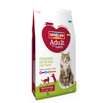 Sac Smølke Adult with Lamb, Complete all-in-one cat food, unique protein profile, daily balance XL bite, joint support, dental care, 10 kg, photo d’un chat sur l’emballage.