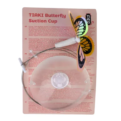 TIaKI Butterfly Suction Cup, jouet pour chat avec ventouse et papillon décoratif, emballage avec instructions en plusieurs langues visibles.