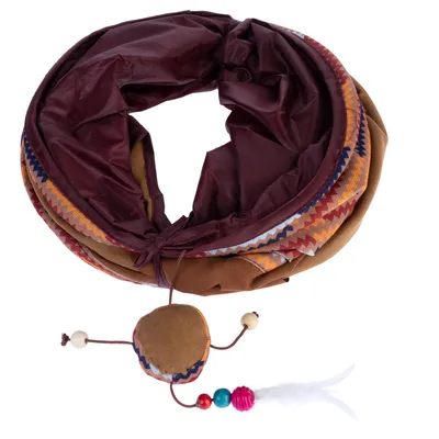 Spielzeug für Haustiere aus Stoff mit bunten Mustern, Perlen und einer Feder. Geeignet zum Spielen oder Kuscheln.