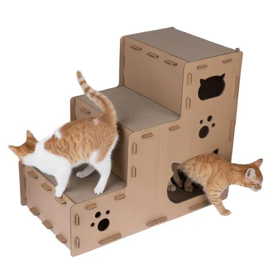 Katzenhaus aus Karton mit drei Ebenen, Kratzflächen und Ausschnitten in Form von Pfoten und Katzenköpfen. Zwei Katzen interagieren mit dem Haus.