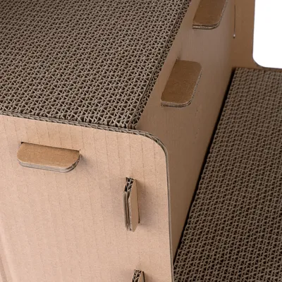 Detailansicht eines Kratzmöbels aus Wellpappe mit Stecksystem und strukturierter Oberfläche.