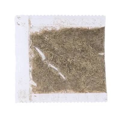 Transparenter Beutel mit getrockneten Kräutern, sichtbar durch die Verpackung.