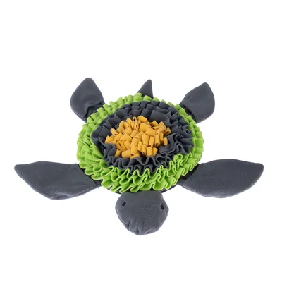 Spielzeug in Form einer Schildkröte aus Stoff mit grünen und gelben Rüschen sowie grauen Flossen. Geeignet für interaktives Spielen oder Beschäftigung.