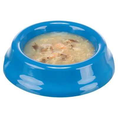 Gamelle bleue en plastique remplie de nourriture humide pour animaux, morceaux visibles dans une sauce claire.
