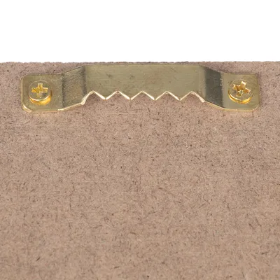 Nahaufnahme einer gezackten Wandhalterung aus Metall, befestigt mit zwei Schrauben auf einer Holzplatte.