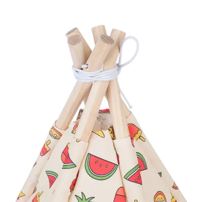 Haut d'une tente tipi pour animaux avec montants en bois et toile imprimée de motifs pastèque, citron et glace. Corde blanche visible autour des bâtons.