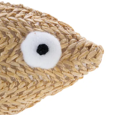 Legetøj i fiskeform af flettet naturmateriale med hvidt filtøje og sort prik.