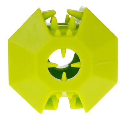 Giocattolo verde esagonale con punte appuntite e un foro al centro.