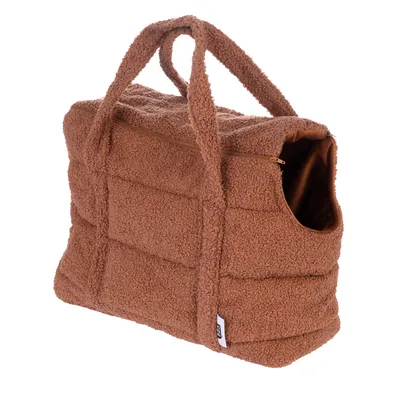 Sac de transport en tissu bouclette marron avec poignées, fermeture éclair sur le dessus et ouverture latérale. Étiquette visible sur le devant.