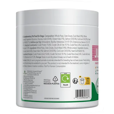 Liste des ingrédients et analyse nutritionnelle en anglais, symboles de recyclage PET plastique, code-barres visible sur l’emballage d’un aliment complémentaire pour chiens.