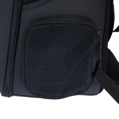 Detaljan prikaz crne transportne torbe s mrežastim prozorom i patentnim zatvaračem za ventilaciju.