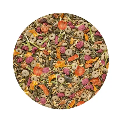 Miscela di mangime per piccoli animali con pellet, fiocchi, pezzi di carota e ingredienti vegetali visibili.