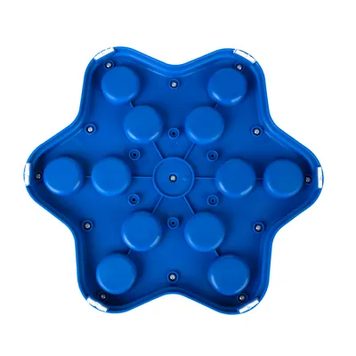Giocattolo in plastica blu a forma di stella con più incavi rotondi e viti per il fissaggio.