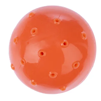 Balle orange en plastique avec plusieurs petits trous répartis sur toute la surface, aucun texte ou marque visible.