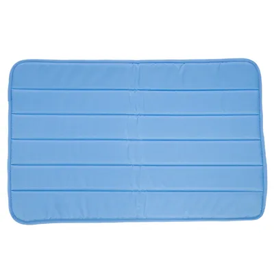 Niebieska mata chłodząca z pikowanym wzorem, prostokątny kształt.