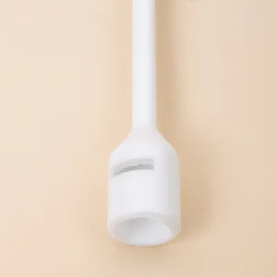 Witte kunststofbuis met een ronde, open uiteinde en een zijdelingse sleuf. Geen verdere kenmerken zichtbaar. Witte kunststofbuis met een ronde, open uiteinde en een zijdelingse sleuf. Geen verdere kenmerken zichtbaar.