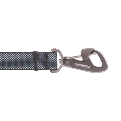 Ruffwear Hundeleine mit robustem Metallkarabiner und gewebtem Band in Schwarz-Blau-Muster.
