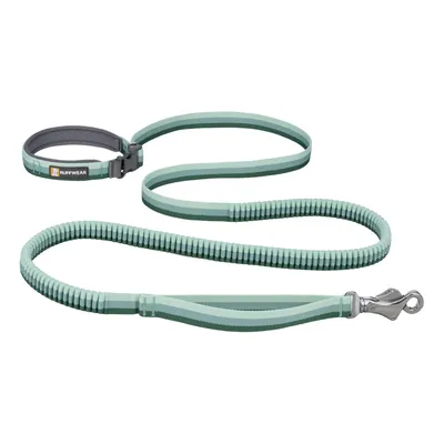 Ruffwear kutyapóráz zöld színben, rugalmas résszel, fém karabinerrel és hozzáillő nyakörvvel. Látható Ruffwear-logó a nyakörvön.