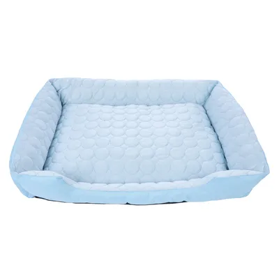 Jasnoniebieskie prostokątne legowisko dla zwierząt z wyściełaną powierzchnią i okrągłym wzorem. Podwyższone boczne krawędzie dla dodatkowego komfortu.
