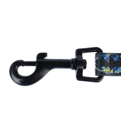 Zwarte metalen karabijnhaak met draaibaar scharnier, bevestigd aan een band met blauw-geel patroon.