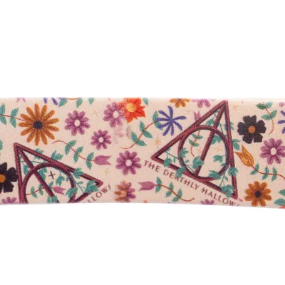 Design mit bunten Blumen und Symbolen der Deathly Hallows, Text: 'The Deathly Hallows'.