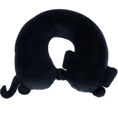 Fekete U-alakú nyakpárna állatszerű részletekkel, például fülekkel és farokkal, puha anyagból.