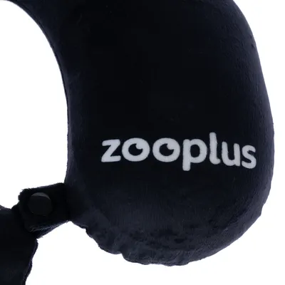 Fekete nyakpárna fehér Zooplus-logóval, puha felület és patentos záródás.