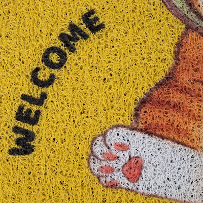 Gelbe Fussmatte mit der Aufschrift 'WELCOME' und einer Illustration einer weissen Katzenpfote mit rosa Ballen.