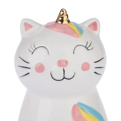 Figurine en céramique représentant un chat avec une corne dorée, oreilles roses et motifs colorés bleu, jaune et rose sur la tête et le corps. Aucun texte visible.