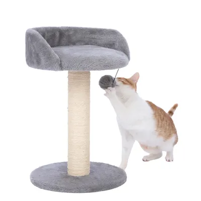 Grauer Kratzbaum mit Sisalstamm, gepolsterter Liegefläche und Spielball. Katze spielt mit dem Ball am Kratzbaum.