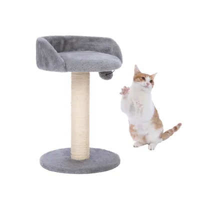Grauer Kratzbaum mit Sisalstamm und gepolsterter Liegefläche. Katze steht daneben und hebt die Vorderpfoten.