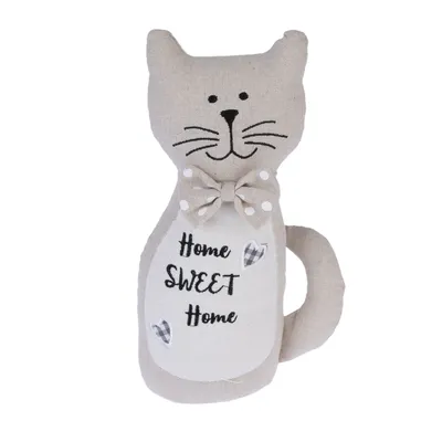 Dekorative Stoffkatze mit Schleife und der Aufschrift 'Home Sweet Home', verziert mit zwei karierten Herzmotiven.