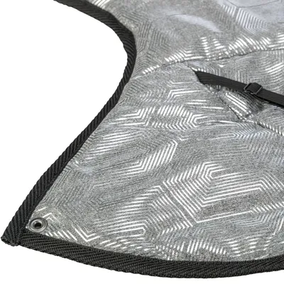 Graue Matte mit geometrischem Muster, schwarzem Rand und Öse zur Befestigung.