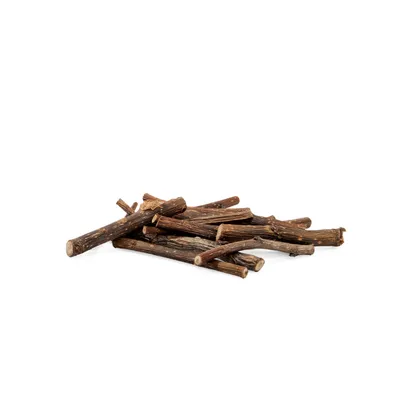 Un montón de palos masticables marrones de madera, aptos como juguete para masticar o snack para mascotas.