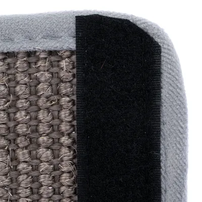 Nahaufnahme eines Kratzbrettmaterials mit grauem Stoffrand, schwarzem Klettverschluss und geflochtenem Sisalgewebe.