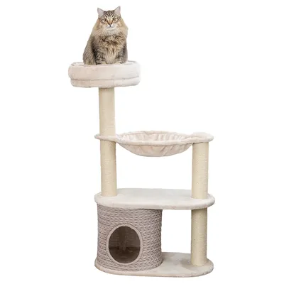 Kratzbaum mit drei Ebenen, Sisalstämmen, Höhle aus geflochtenem Material und zwei Liegeflächen. Katze sitzt auf oberster Plattform.