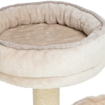 Beige gepolsterte Liegefläche mit weichem Plüschbezug auf einem Kratzbaum.