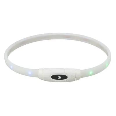 Collier circulaire blanc en plastique avec bouton marche/arrêt noir et voyants lumineux verts et bleus visibles sur l’anneau.