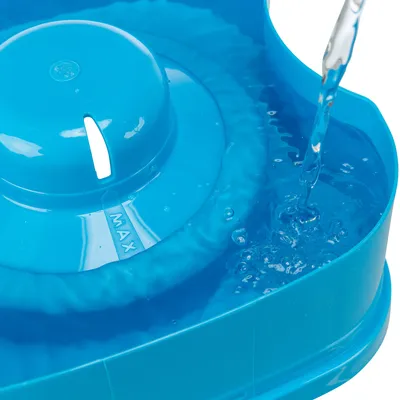Dispenser d'acqua blu con indicazione MAX visibile e acqua corrente.
