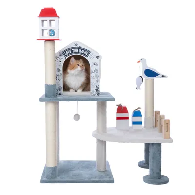 Arbre à chat avec niche décorée 'LOVE THIS HOME', perchoirs, griffoirs en sisal, jouet suspendu, figurine de mouette et deux cabanes rouges et bleues. Chat roux et blanc visible dans la niche.