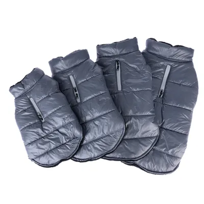 Quatre manteaux pour chien gris, matelassés, avec fermeture éclair sur le dos, présentés côte à côte en différentes tailles.