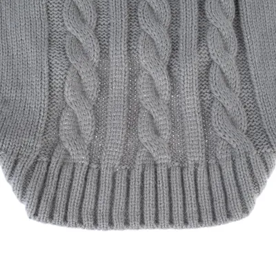 Gros plan sur un tricot gris à torsades avec bordure côtelée, matière textile visible.