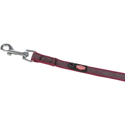 Laisse en tissu bordeaux et gris avec mousqueton métallique, marque visible : TRIXIE
