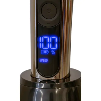 Cyfrowy wyświetlacz z niebieskim ekranem LED: widoczne 100% naładowania akumulatora, ustawienie prędkości. Przycisk włącz/wyłącz na górze.